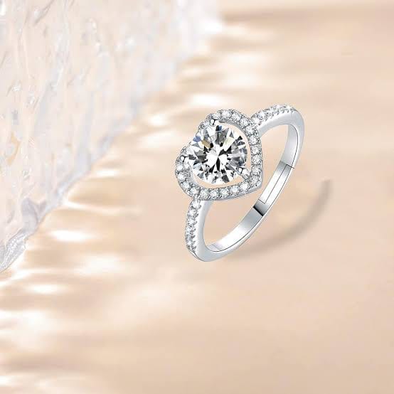 HEART HALO SOLITAIRE RING