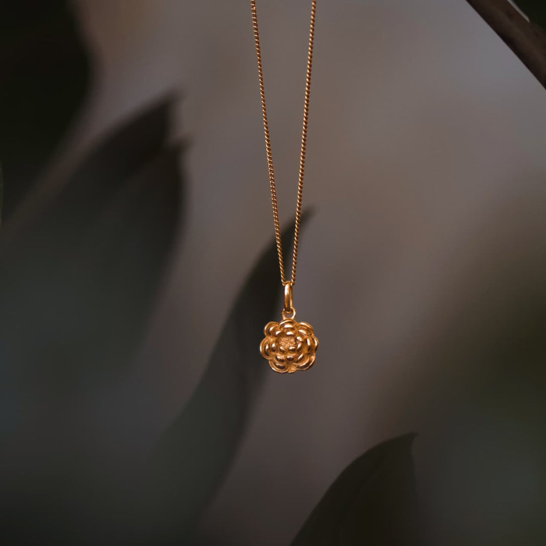 FLOWER PENDANT NECKLACE