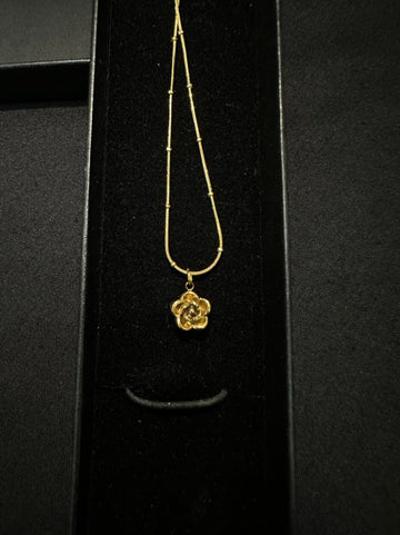 FLOWER PENDANT NECKLACE