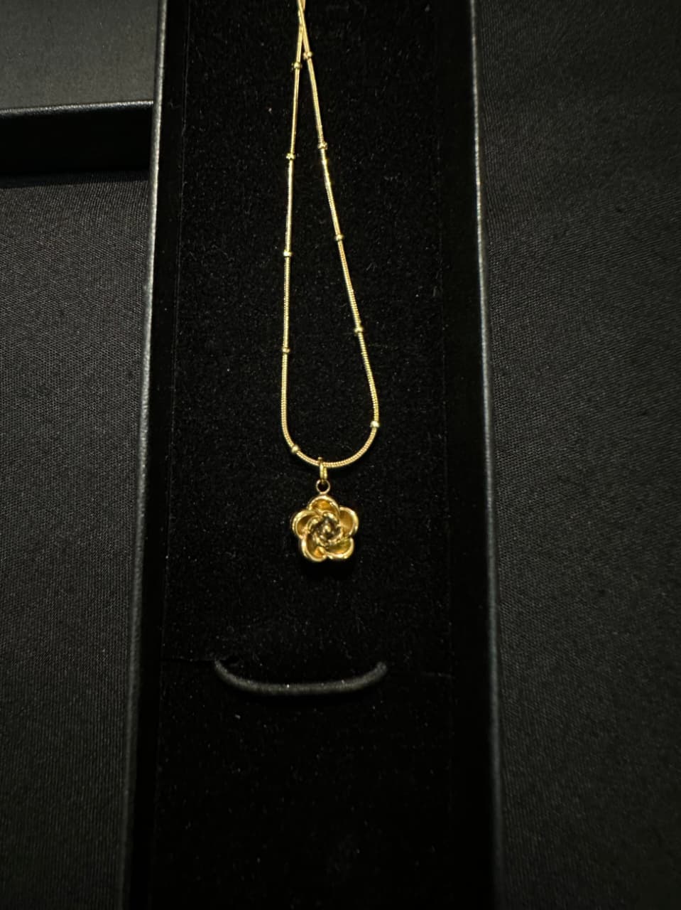 FLOWER PENDANT NECKLACE