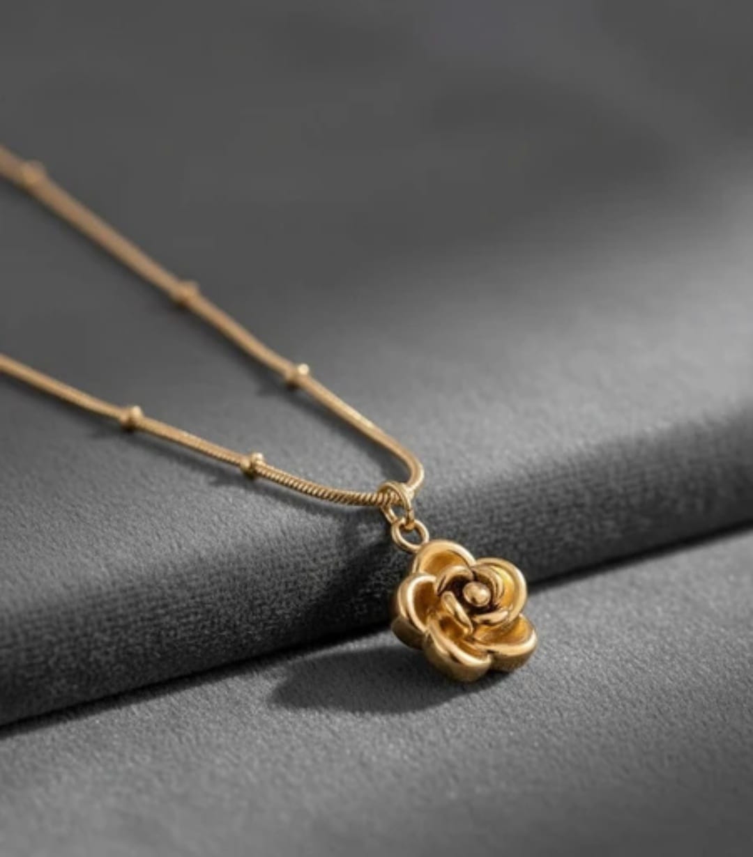 FLOWER PENDANT NECKLACE